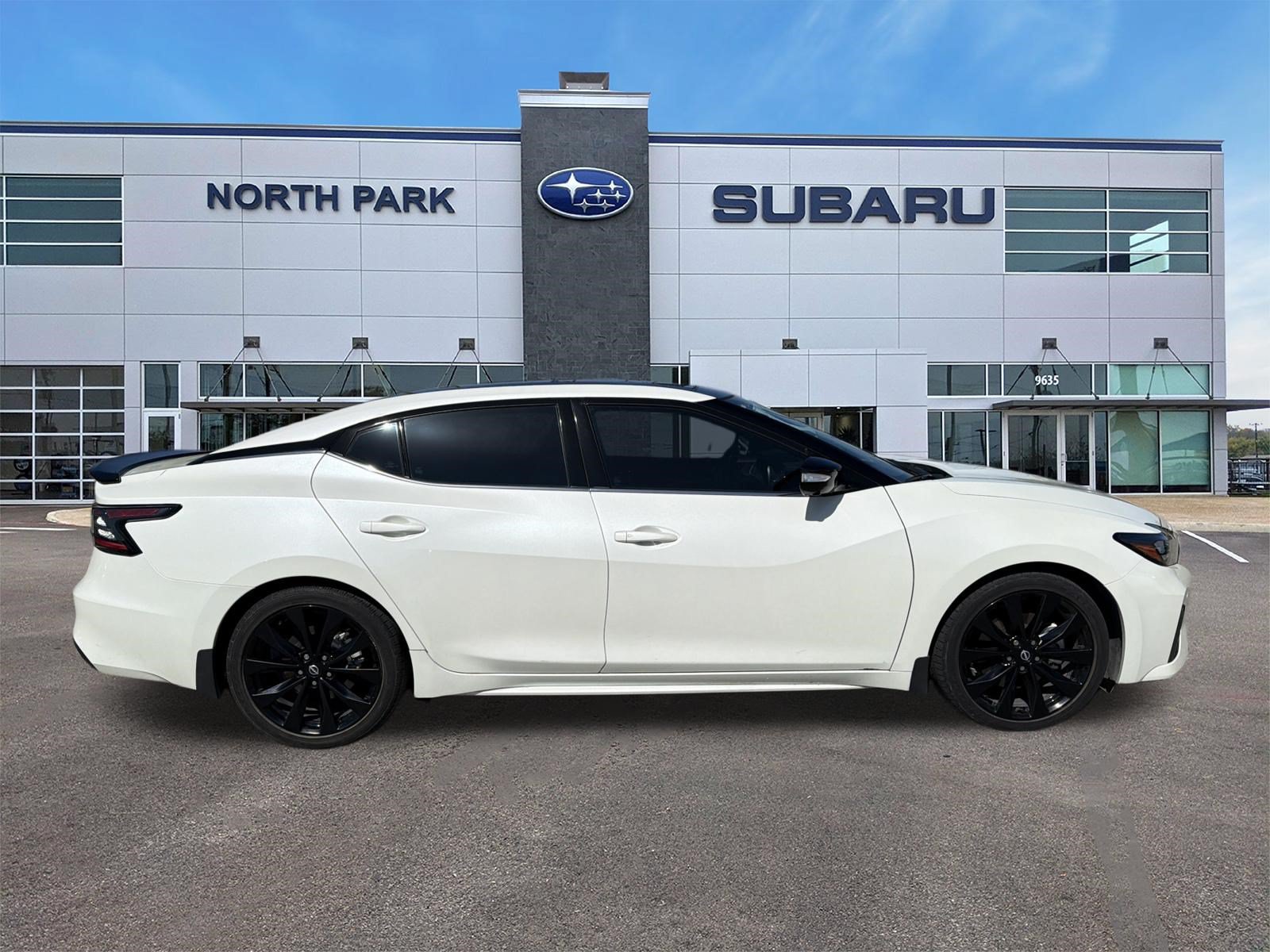 Used 2023 Nissan Maxima SR w/ Sport Mat Group FWD image 2