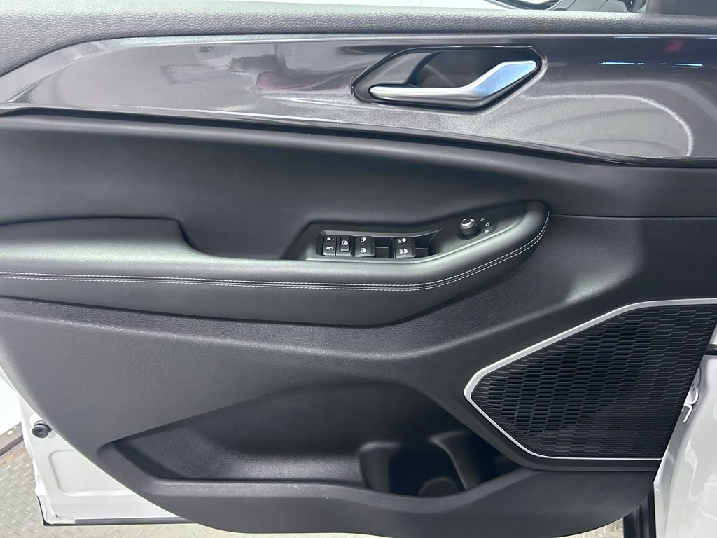 Used 2022 Jeep Grand Cherokee Altitude image 5