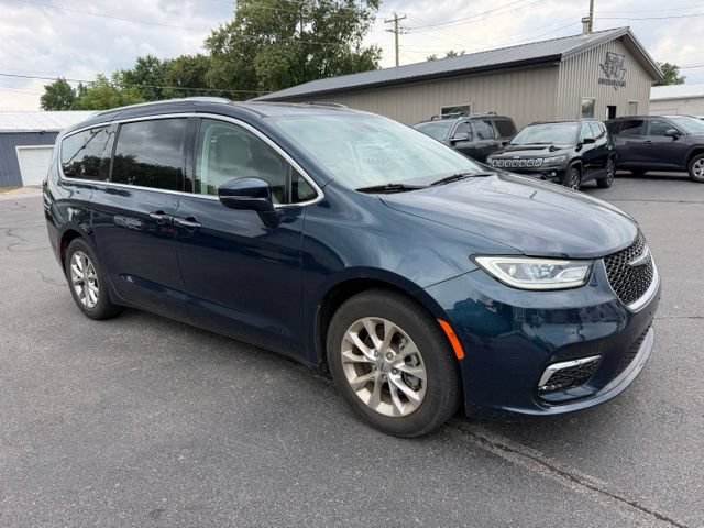 Used 2021 Chrysler Pacifica Touring-L w/ Uconnect Theater Family Group FWD image 6