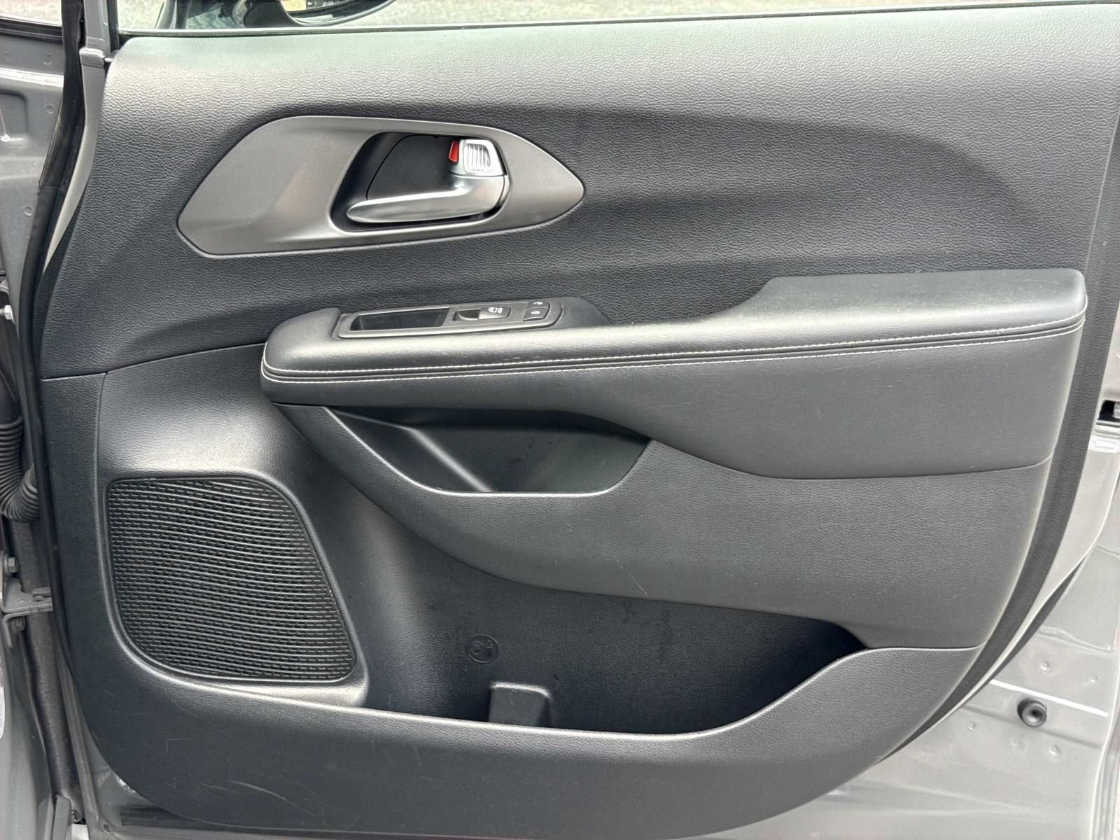 Used 2025 Chrysler Pacifica Select FWD image 24