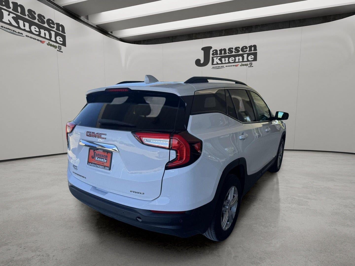 Used 2022 GMC Terrain SLE w/ Driver Convenience Package AWD/4WD image 3