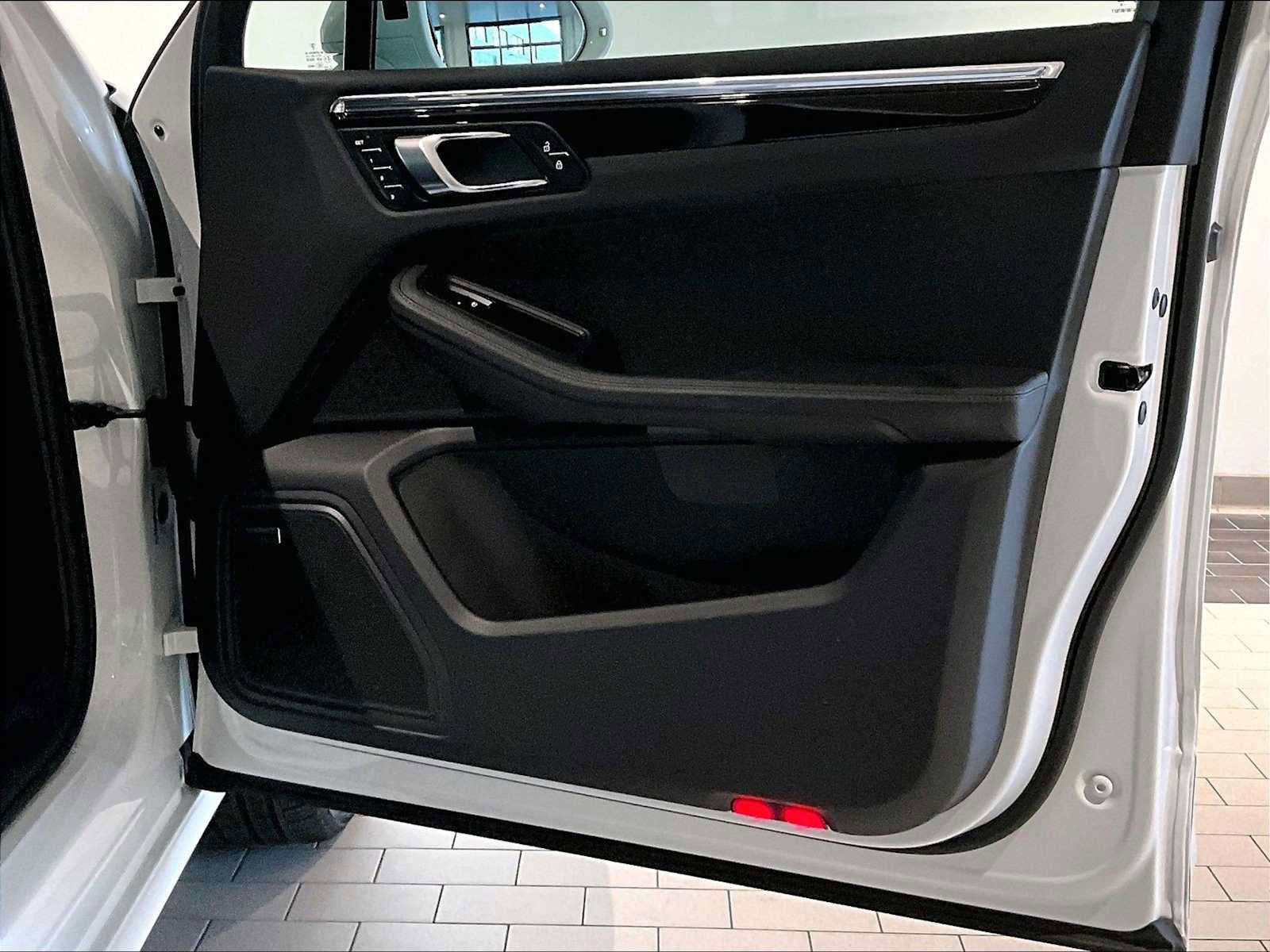 Used 2025 Porsche Macan image 27