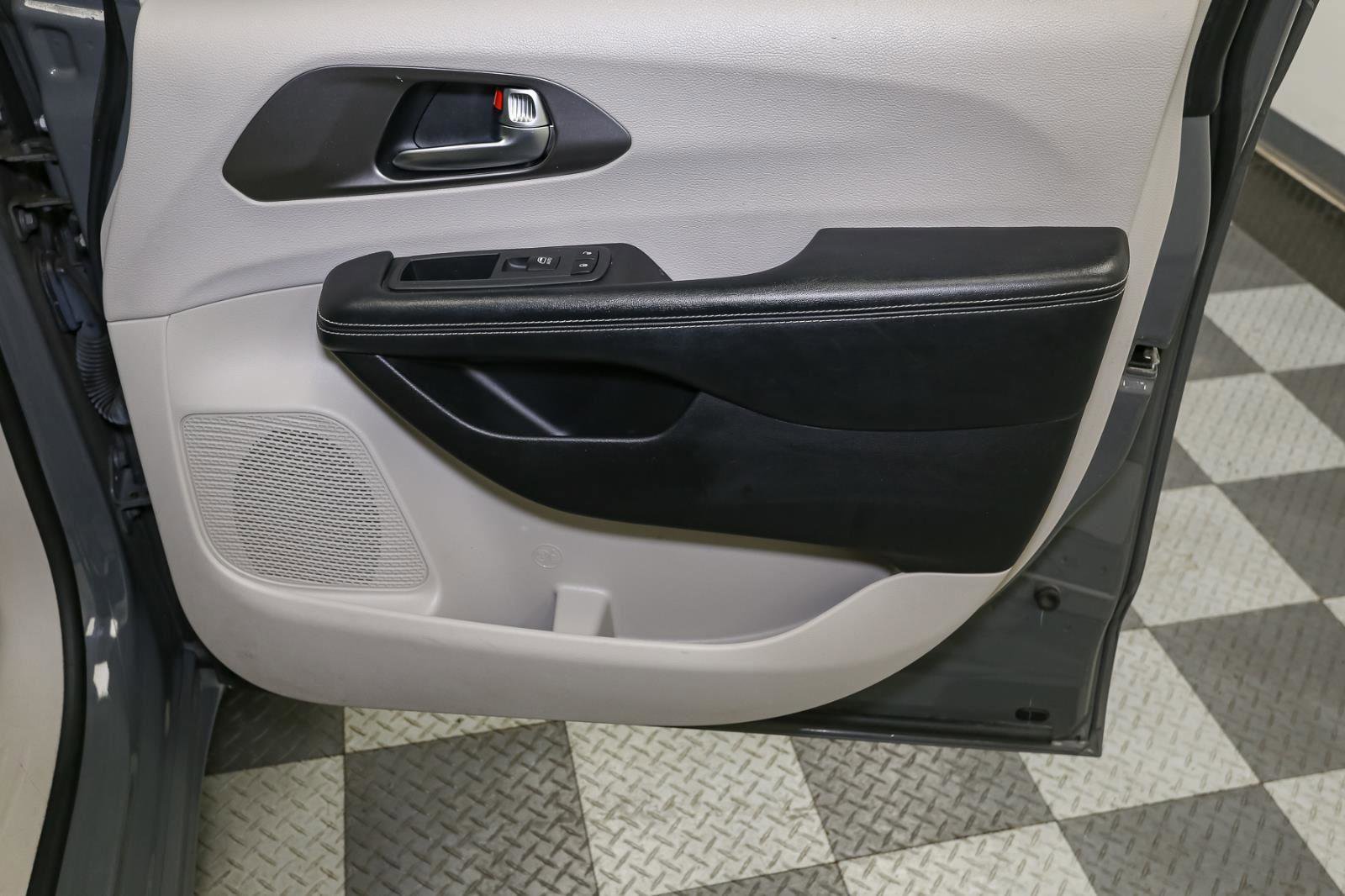 Used 2021 Chrysler Pacifica Touring-L image 20