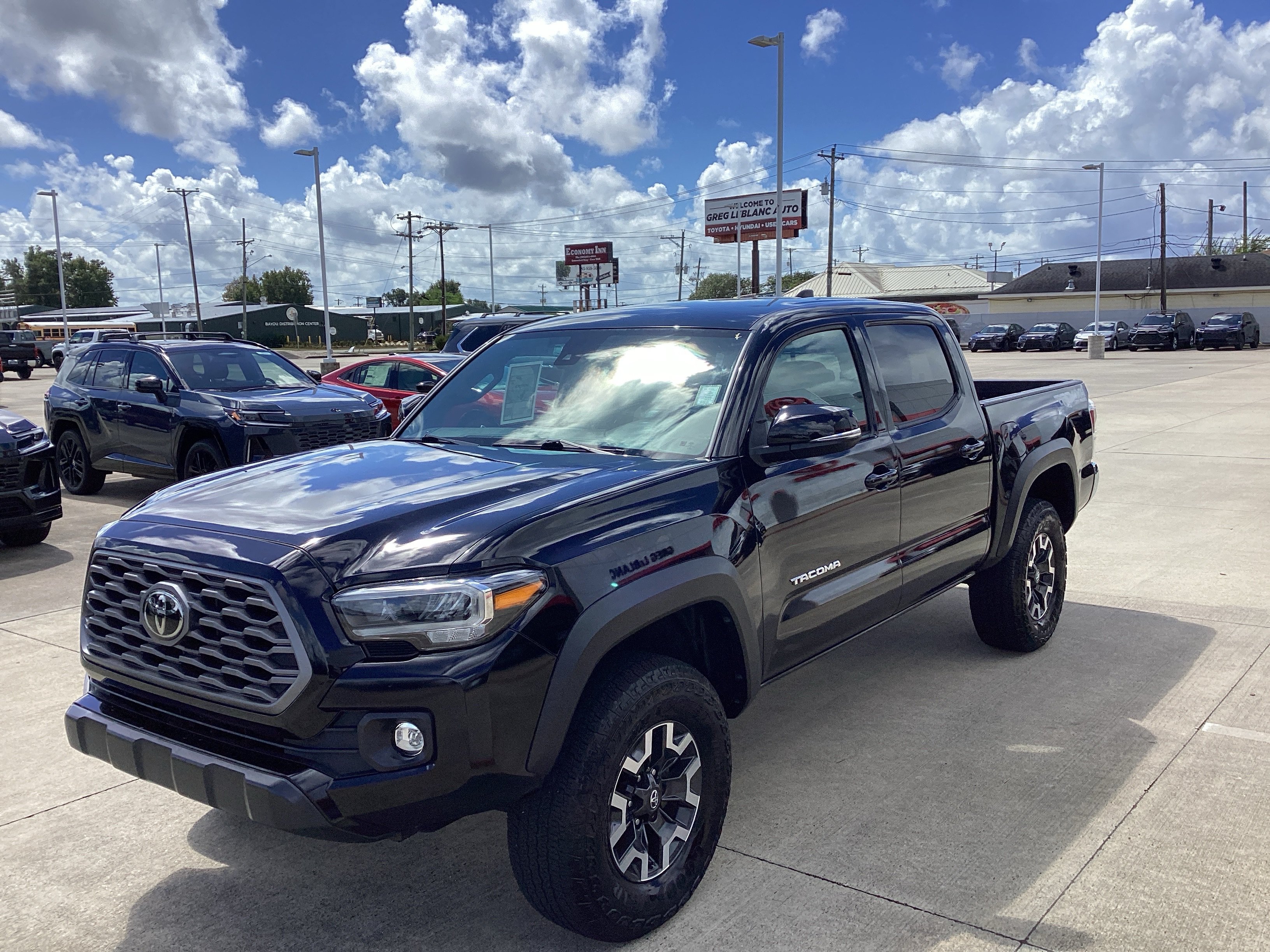 Used 2023 Toyota Tacoma TRD Off-Road AWD/4WD image 3