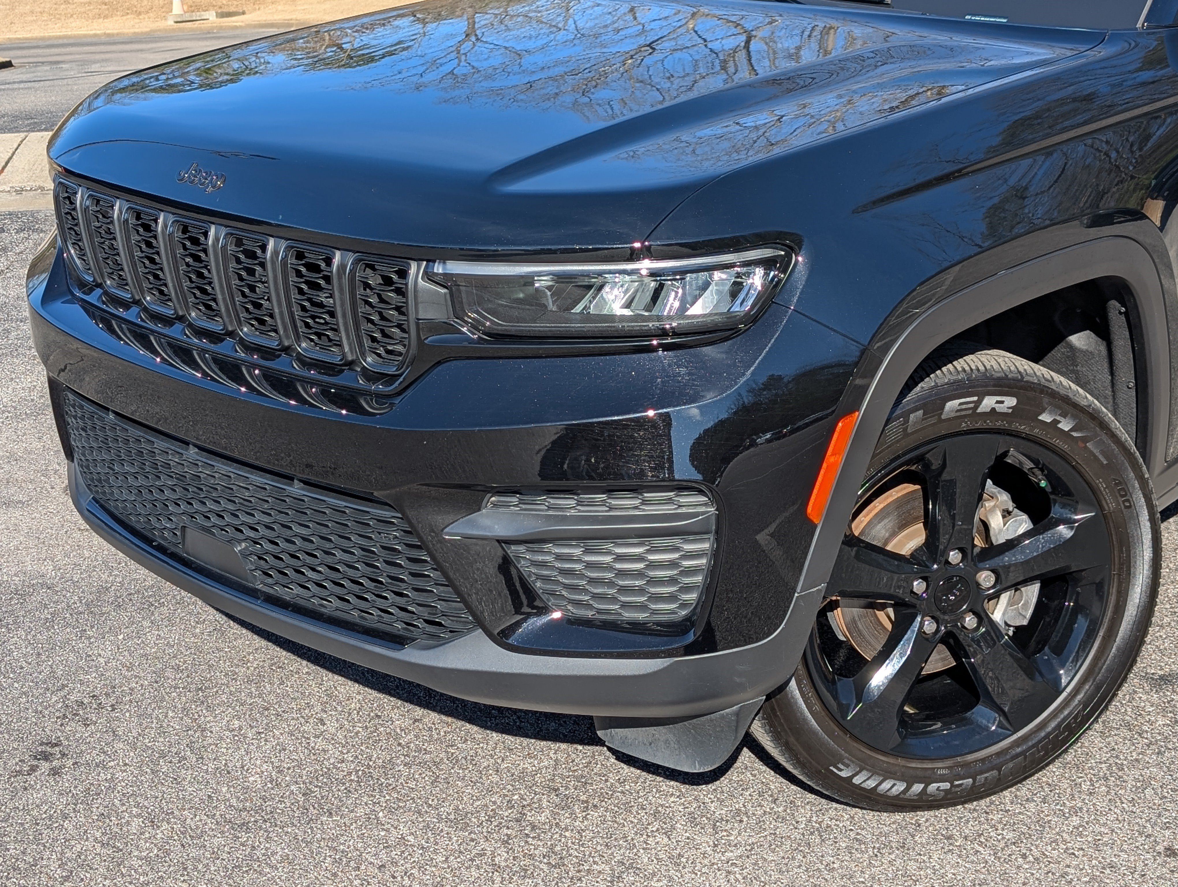 Used 2023 Jeep Grand Cherokee Altitude RWD image 13