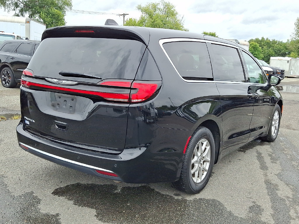 Used 2024 Chrysler Pacifica Touring-L FWD image 11