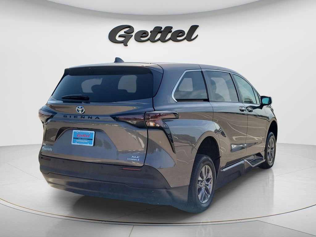 Used 2024 Toyota Sienna XLE FWD image 5