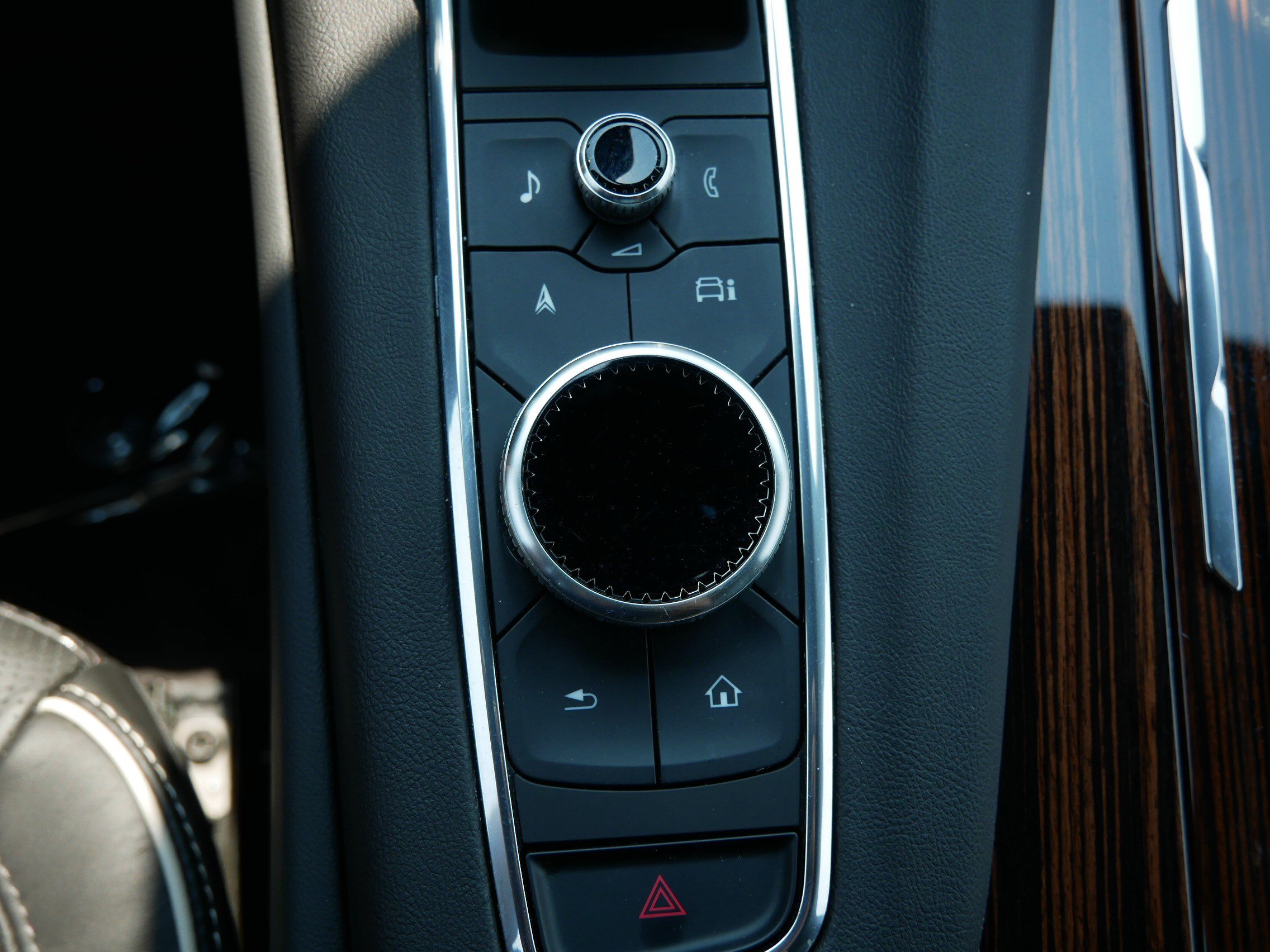 Certified 2023 Cadillac Escalade ESV Premium Luxury w/ Performance Package AWD/4WD image 30