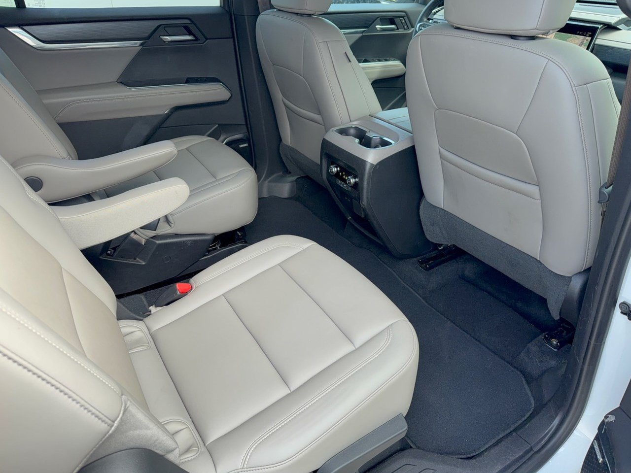 Used 2026 GMC Acadia Elevation w/ Elevation Premium Package FWD image 29