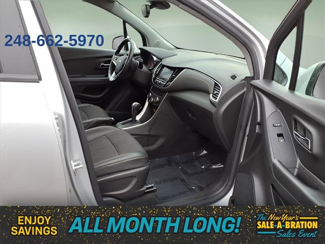 Used 2022 Chevrolet Trax LT w/ LT Convenience Package image 9