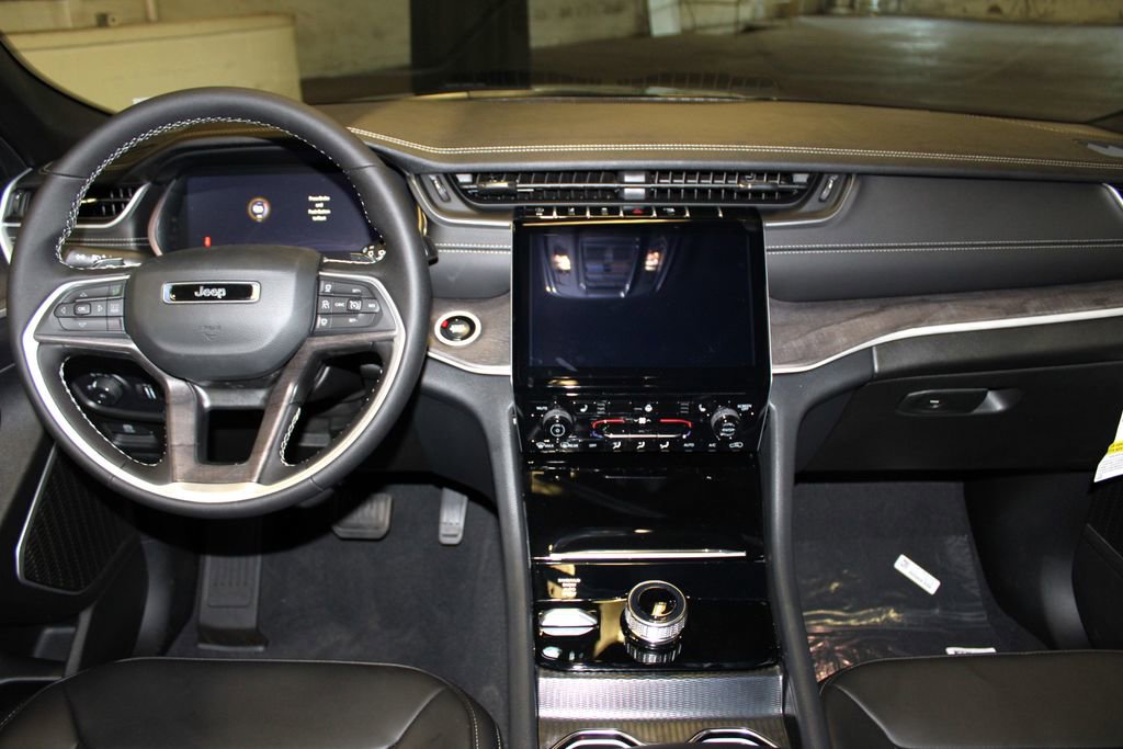 New 2025 Jeep Grand Cherokee L Limited w/ Black Appearance Package image 9