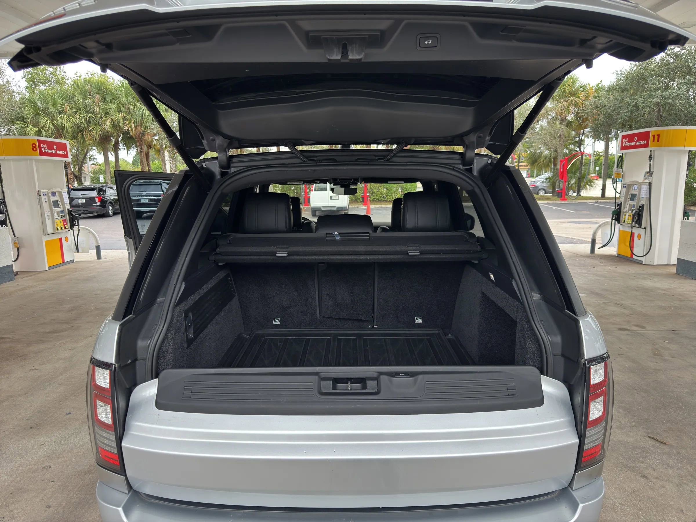 Used 2017 Land Rover Range Rover HSE image 28