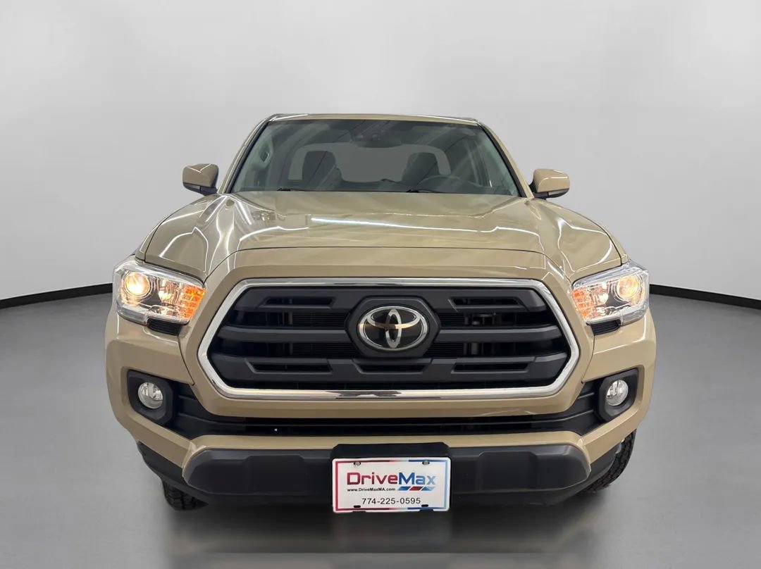 Used 2018 Toyota Tacoma SR5 AWD/4WD image 2