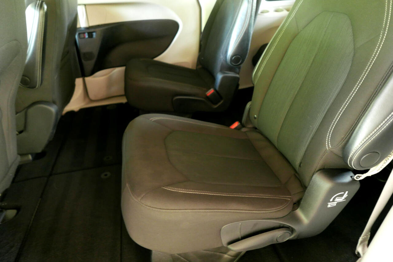 Used 2022 Chrysler Voyager LX image 9