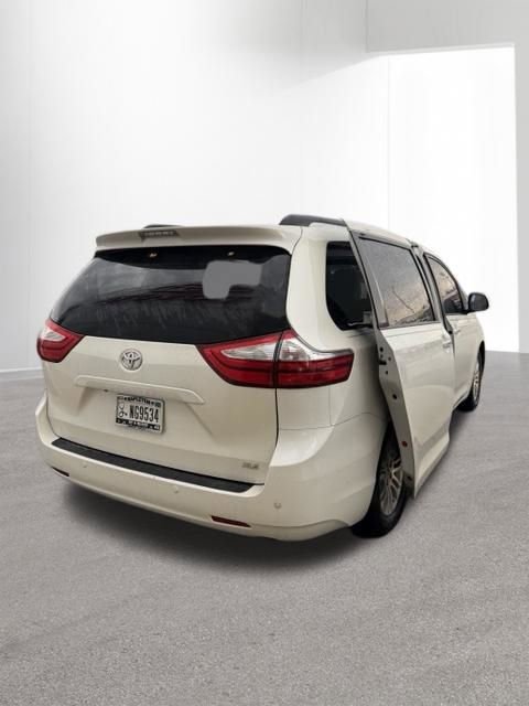 Used 2017 Toyota Sienna XLE Premium FWD image 17