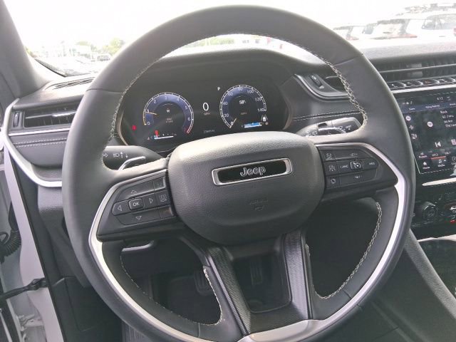 Used 2025 Jeep Grand Cherokee Altitude AWD/4WD image 16