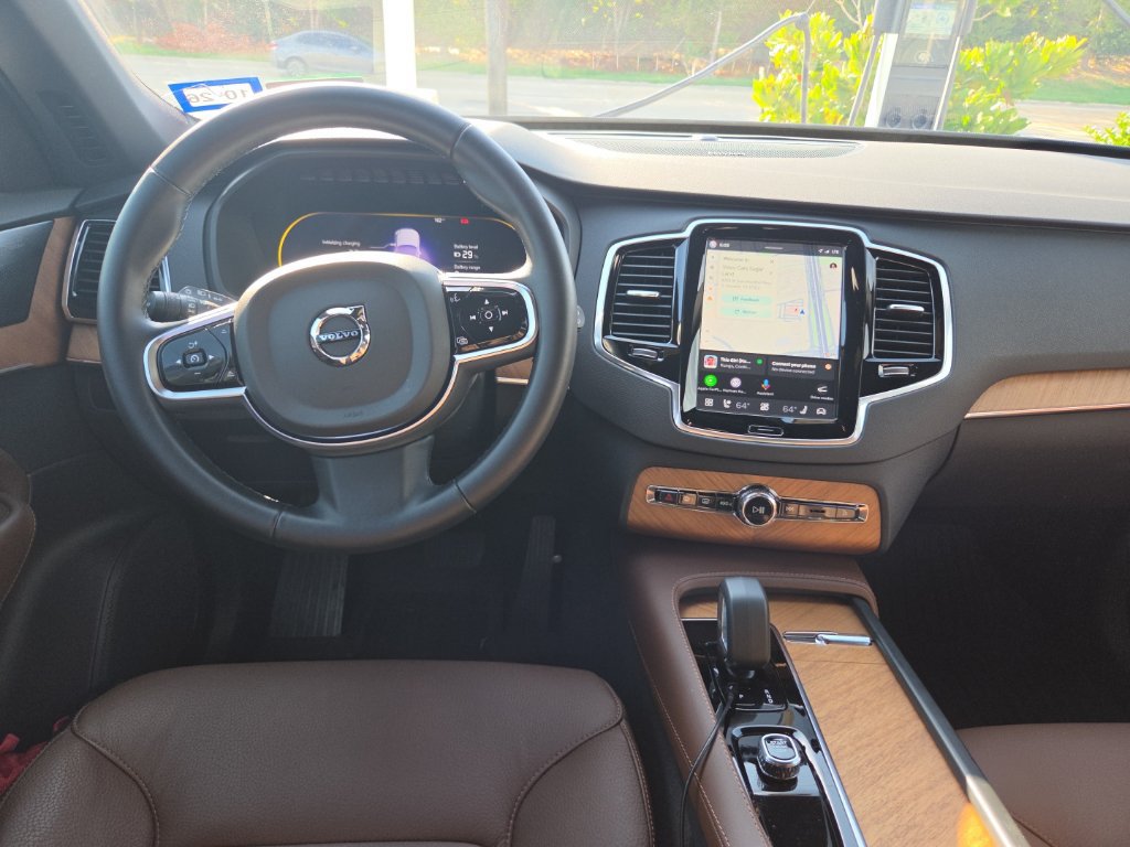 Used 2025 Volvo XC90 T8 Plus AWD/4WD image 9