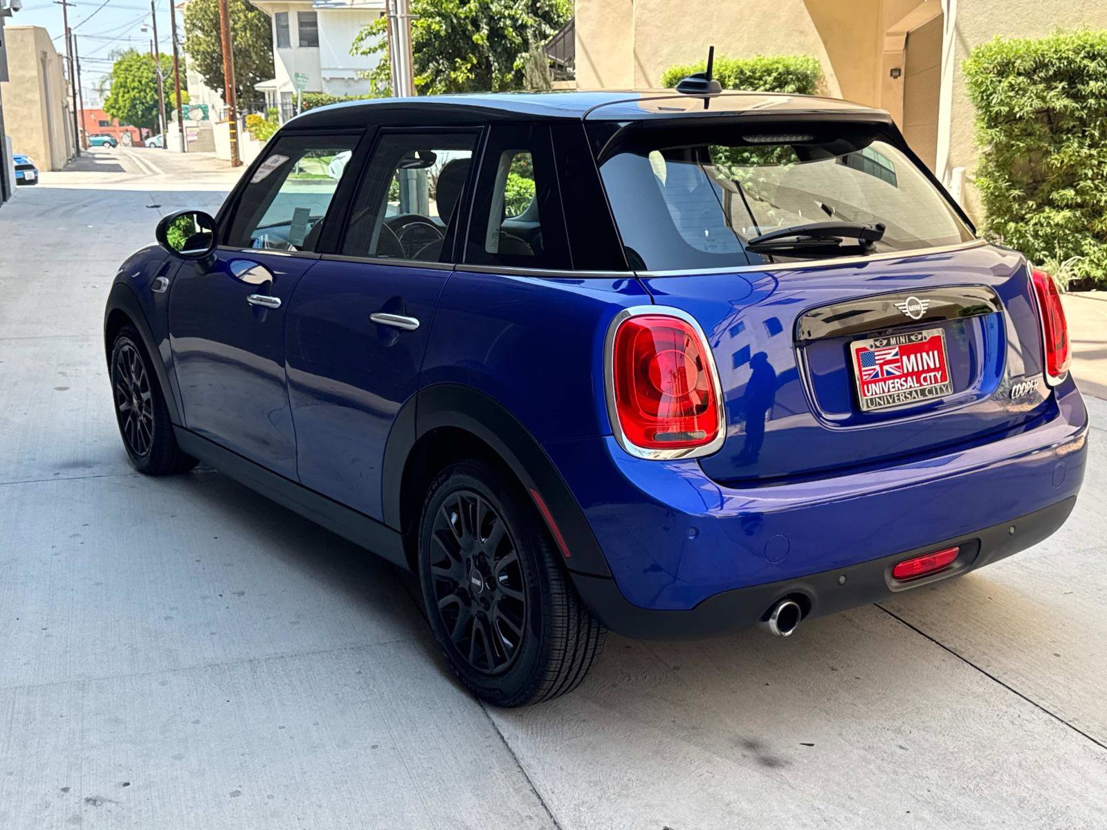 Used 2019 MINI Cooper 4-Door Hardtop w/ Signature Upholstery Package image 4