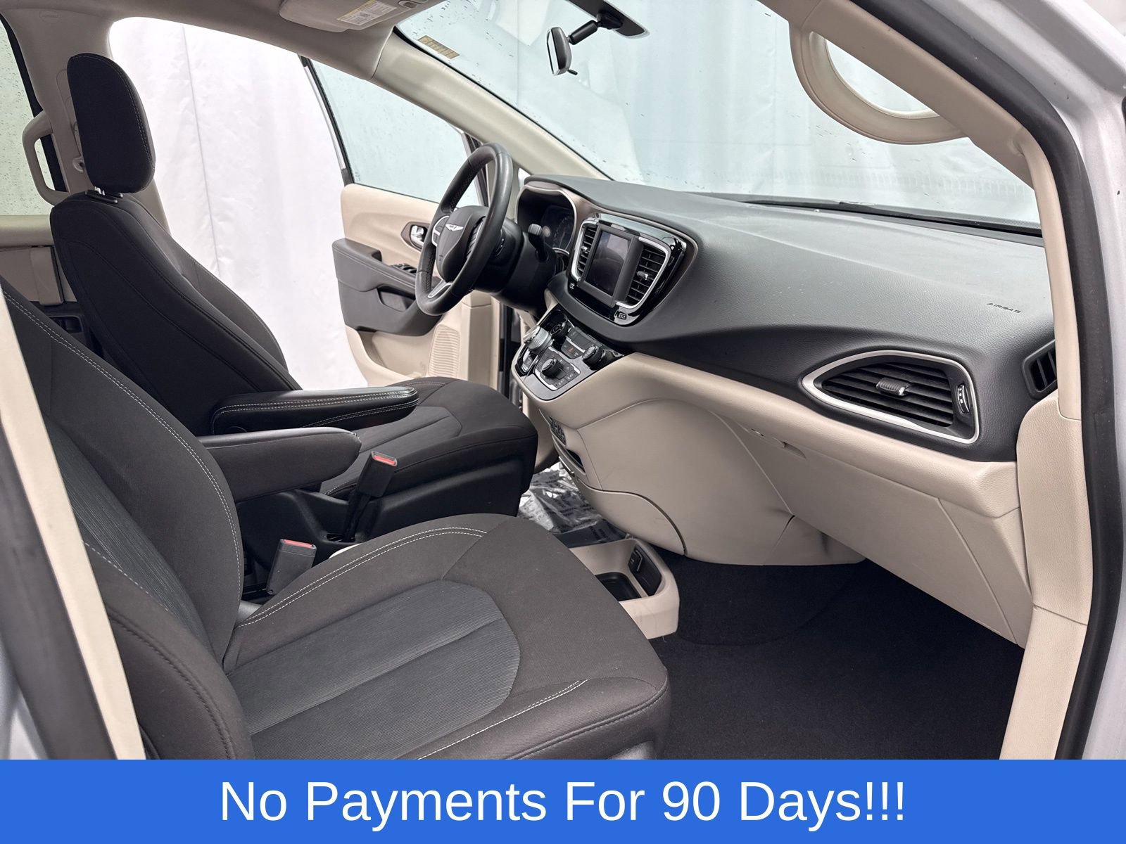 Used 2022 Chrysler Voyager LX image 25