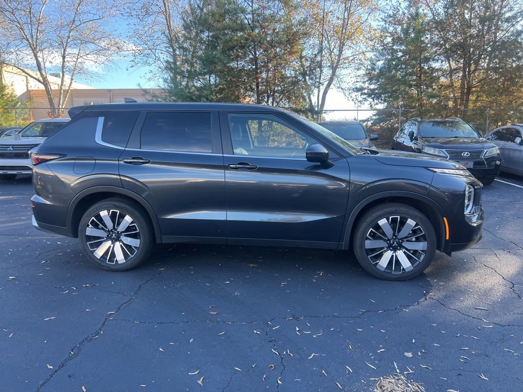 Used 2025 Mitsubishi Outlander SE image 10