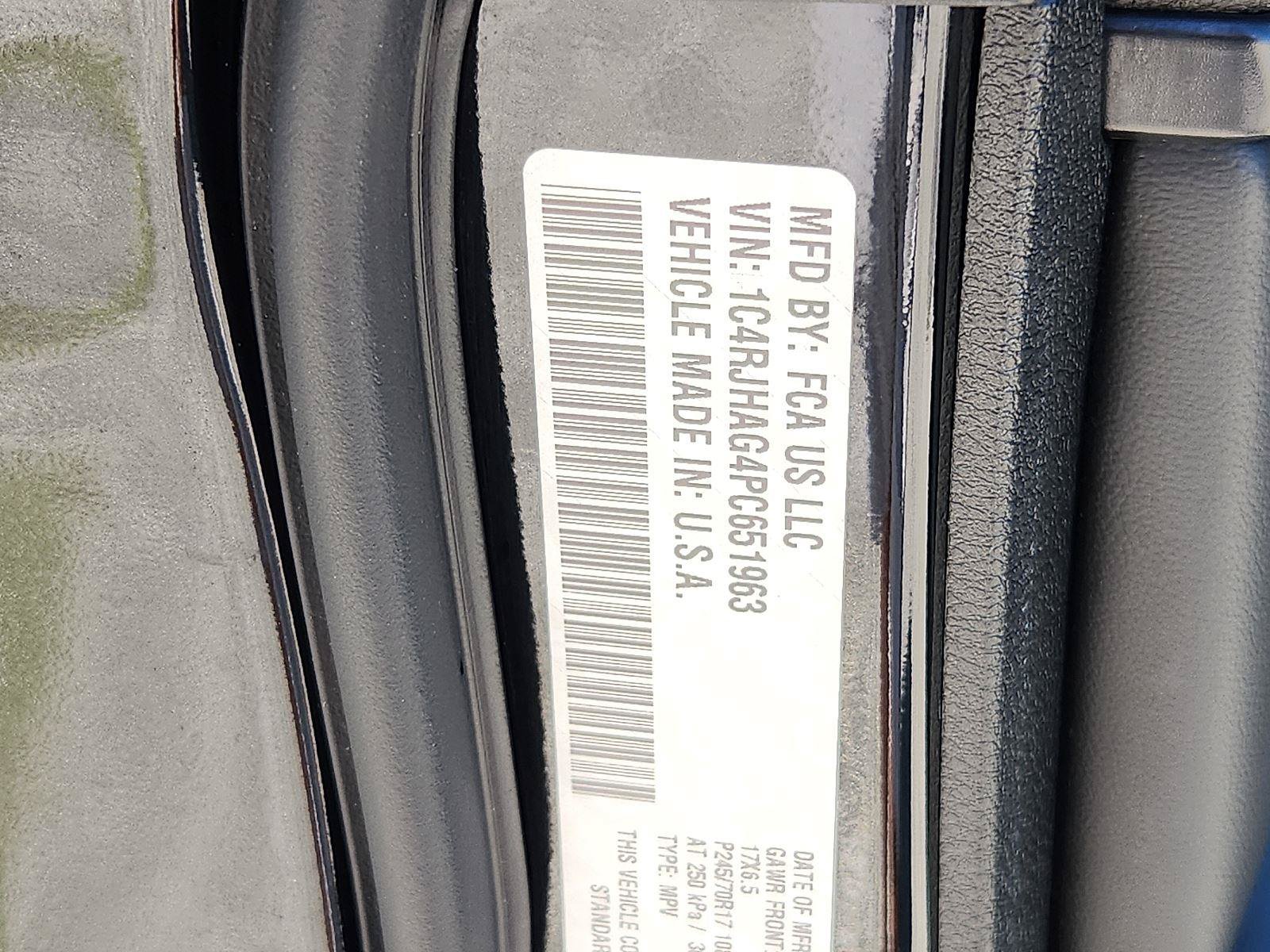 Used 2023 Jeep Grand Cherokee Laredo AWD/4WD image 26