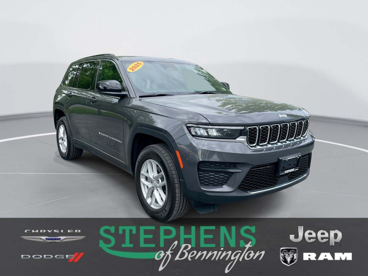 Used 2025 Jeep Grand Cherokee Laredo X AWD/4WD image 1