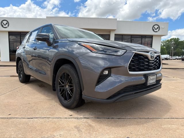 Used 2023 Toyota Highlander LE FWD image 3