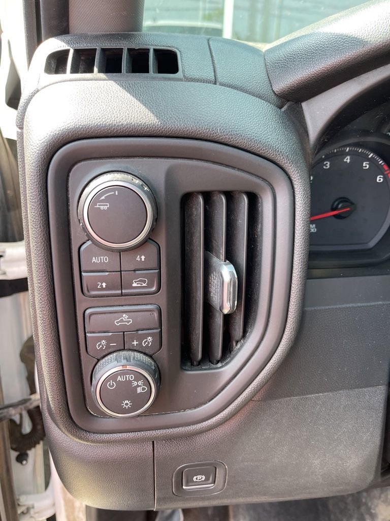 Used 2020 Chevrolet Silverado 1500 Custom w/ Custom Convenience Package AWD/4WD image 6