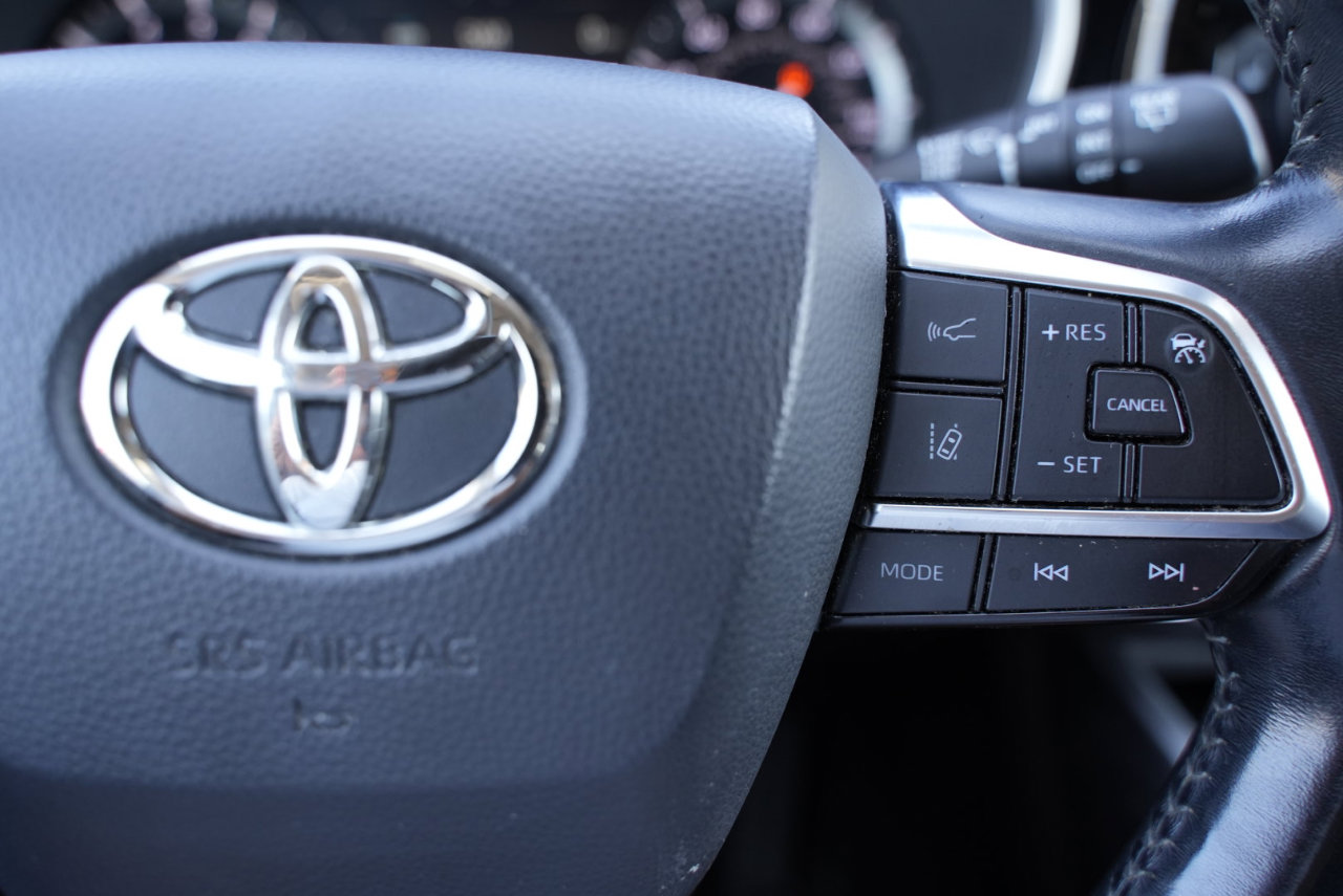 Used 2020 Toyota Highlander XLE image 40