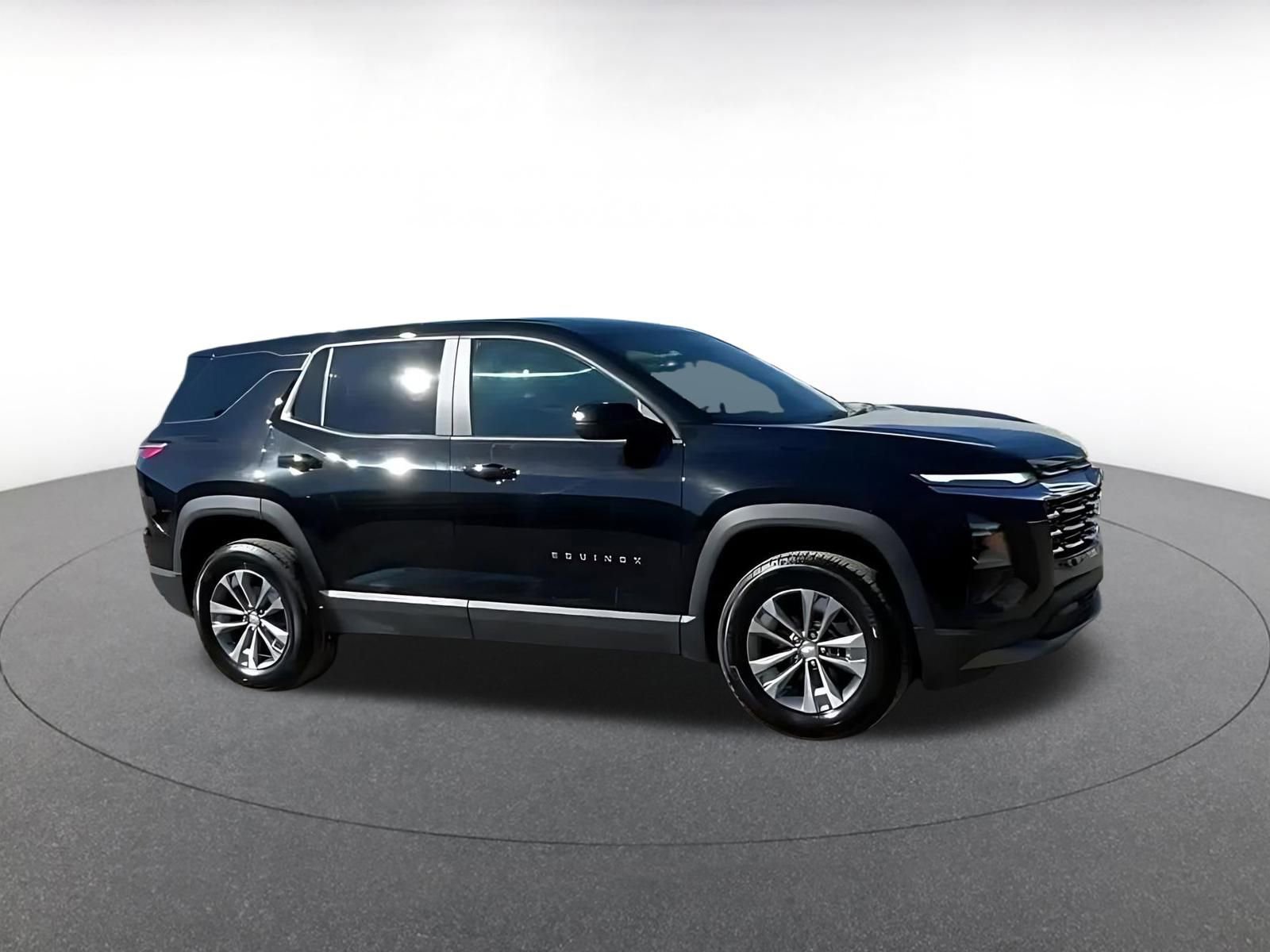 Used 2025 Chevrolet Equinox LT image 2