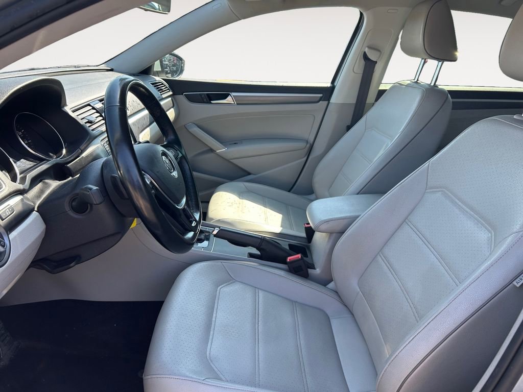 Used 2018 Volkswagen Passat 2.0T R-Line FWD image 9
