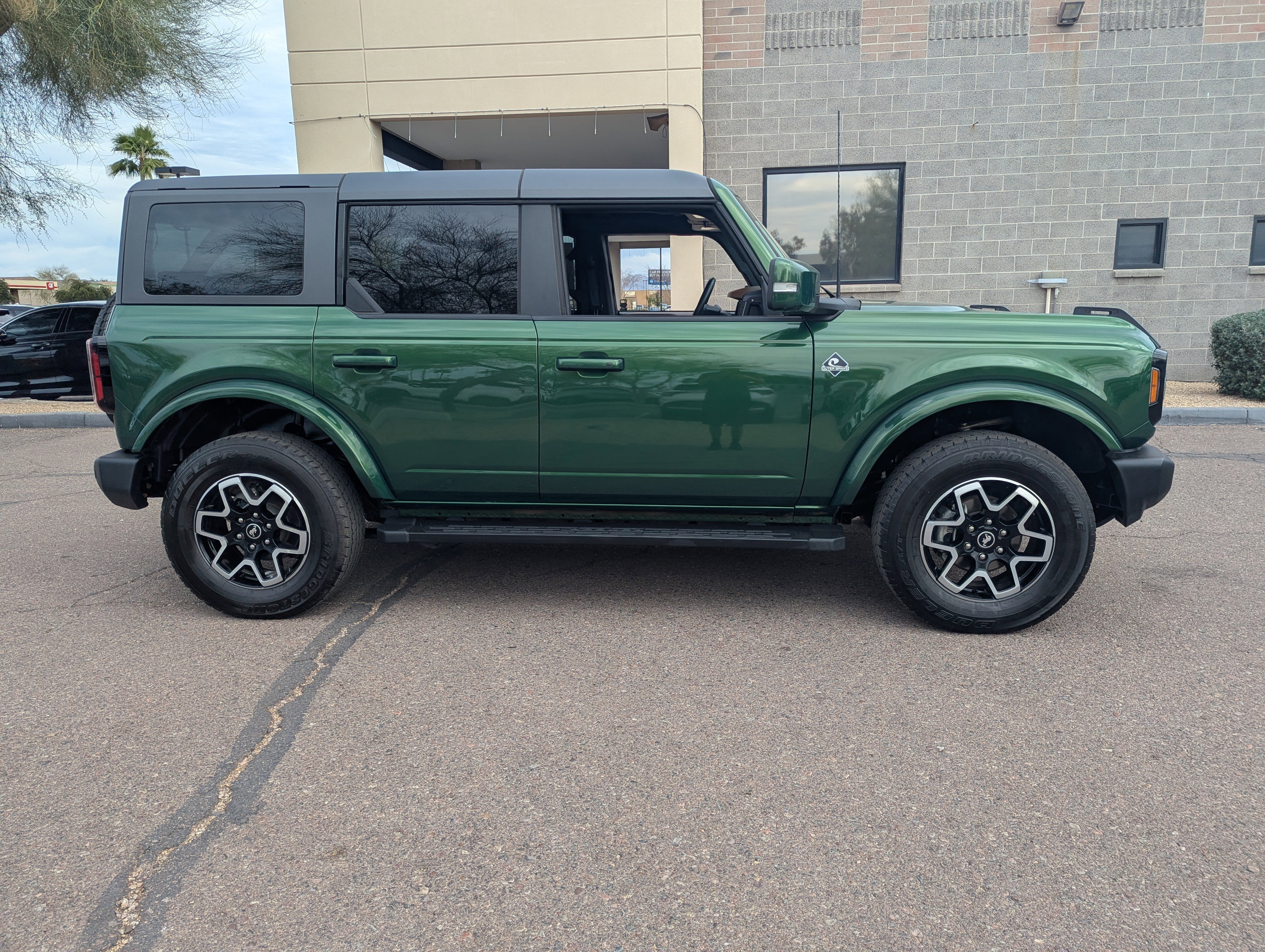 Used 2024 Ford Bronco Outer Banks image 2