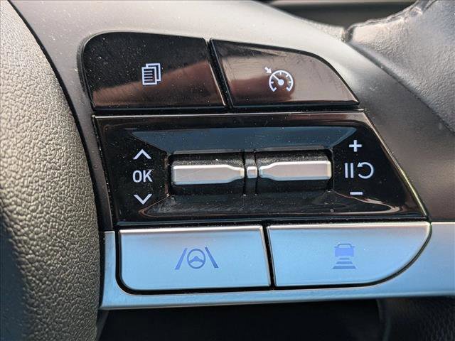 Used 2022 Hyundai Elantra Limited FWD image 12