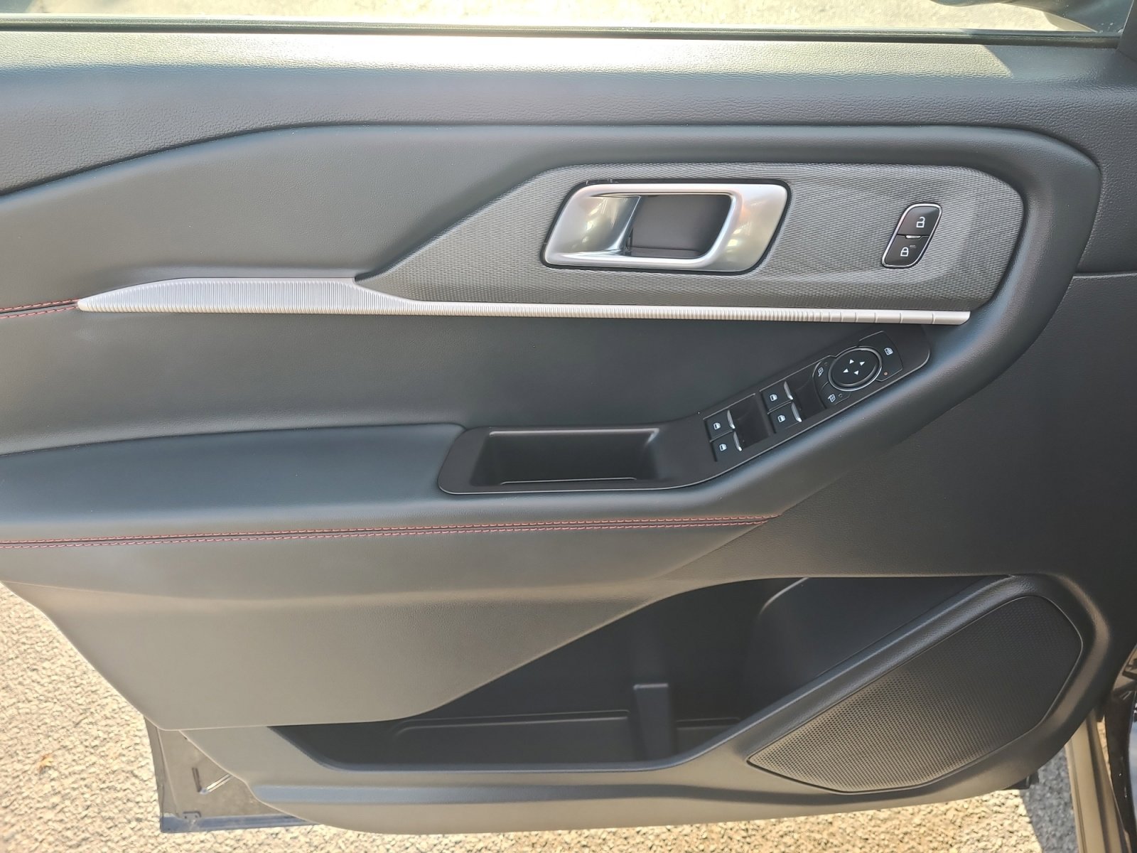 Used 2025 Ford Explorer ST-Line w/ ST-Line Street Pack image 14