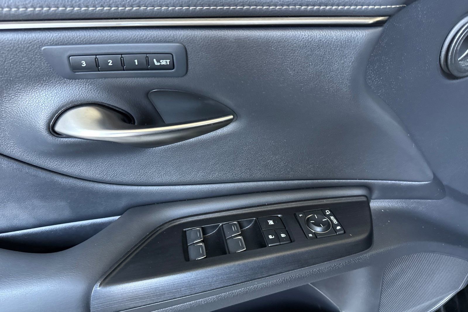 Used 2021 Lexus ES 300h w/ Premium Package FWD image 11