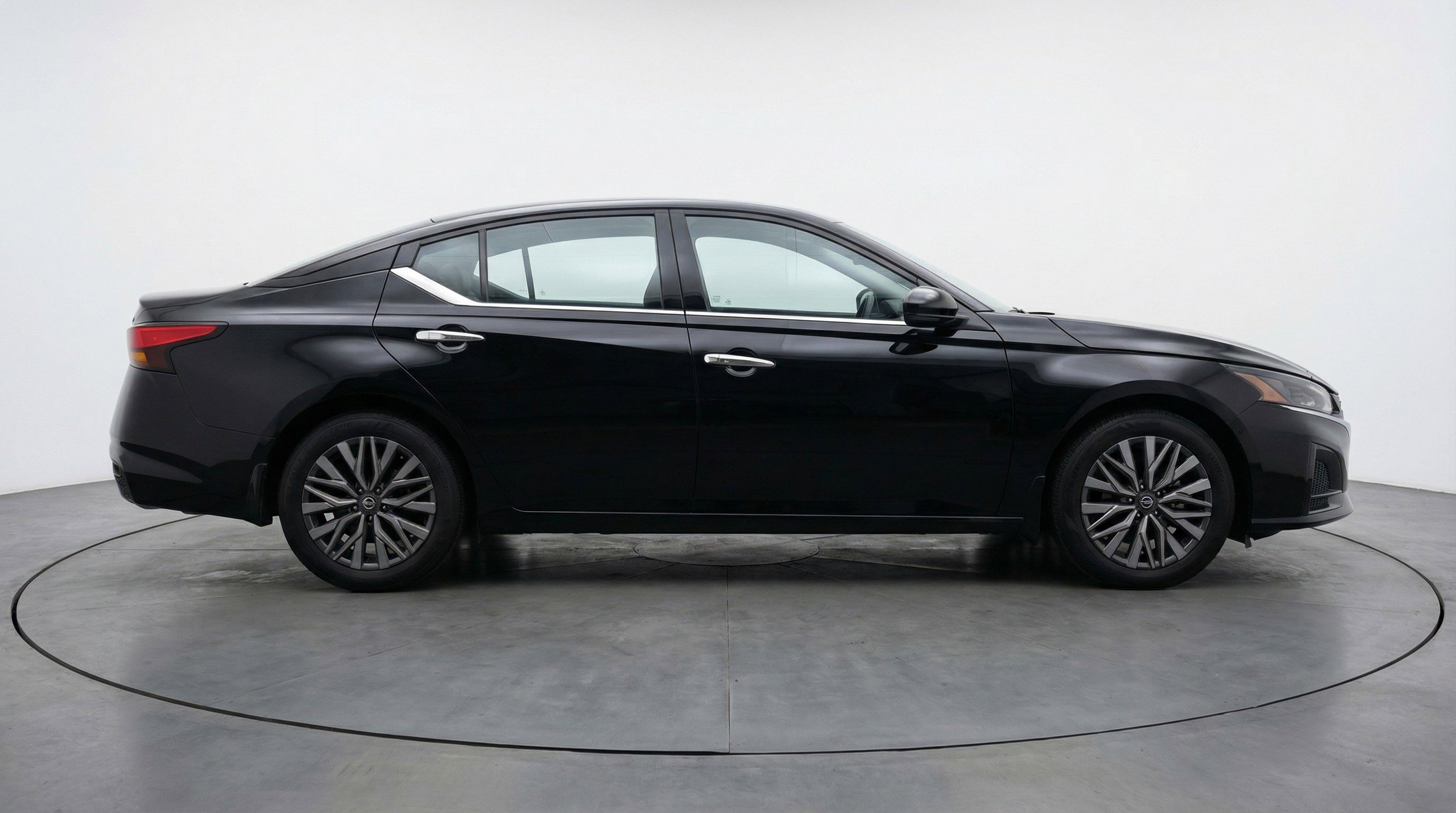 Used 2025 Nissan Altima 2.5 SV image 11