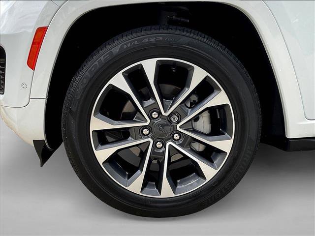 Used 2024 Jeep Grand Cherokee Overland w/ Luxury Tech Group IV AWD/4WD image 10
