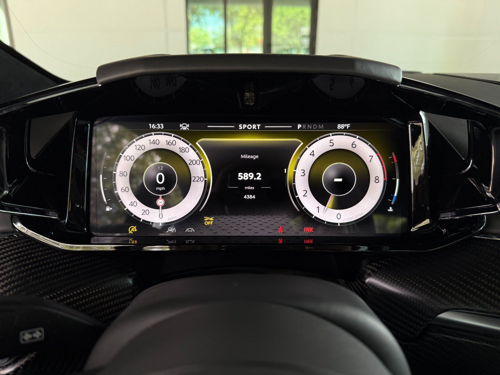 Used 2025 Aston Martin V8 Vantage Coupe RWD image 33