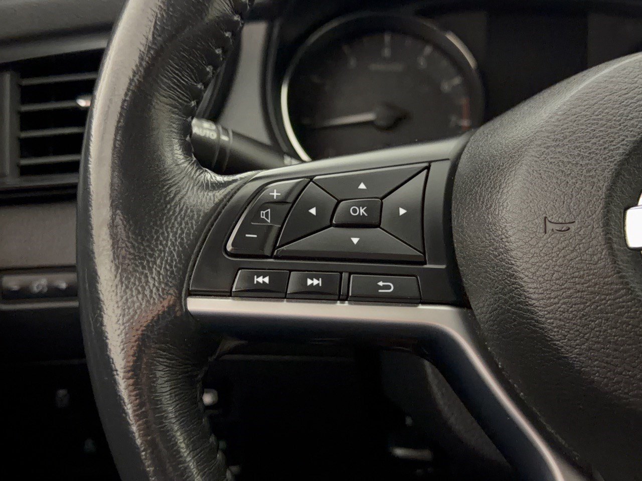 Used 2018 Nissan Rogue SV w/ Premium Package AWD/4WD image 18