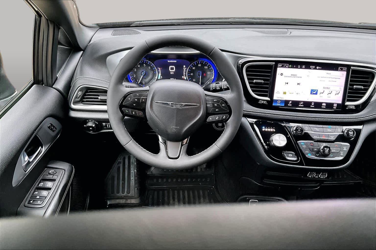 Used 2023 Chrysler Pacifica Touring-L w/ S Appearance Package FWD image 6