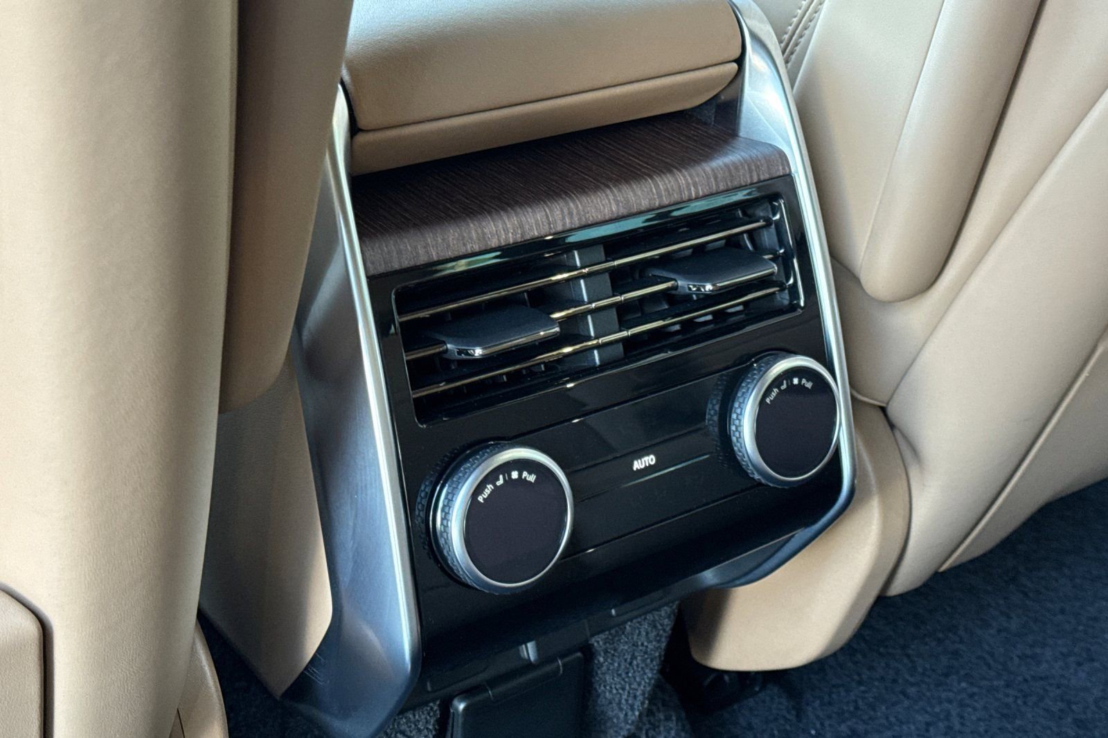 Certified 2023 Land Rover Range Rover Long Wheelbase SE image 13