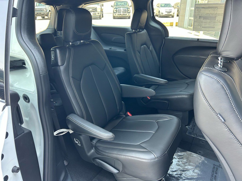 New 2025 Chrysler Voyager LX image 39