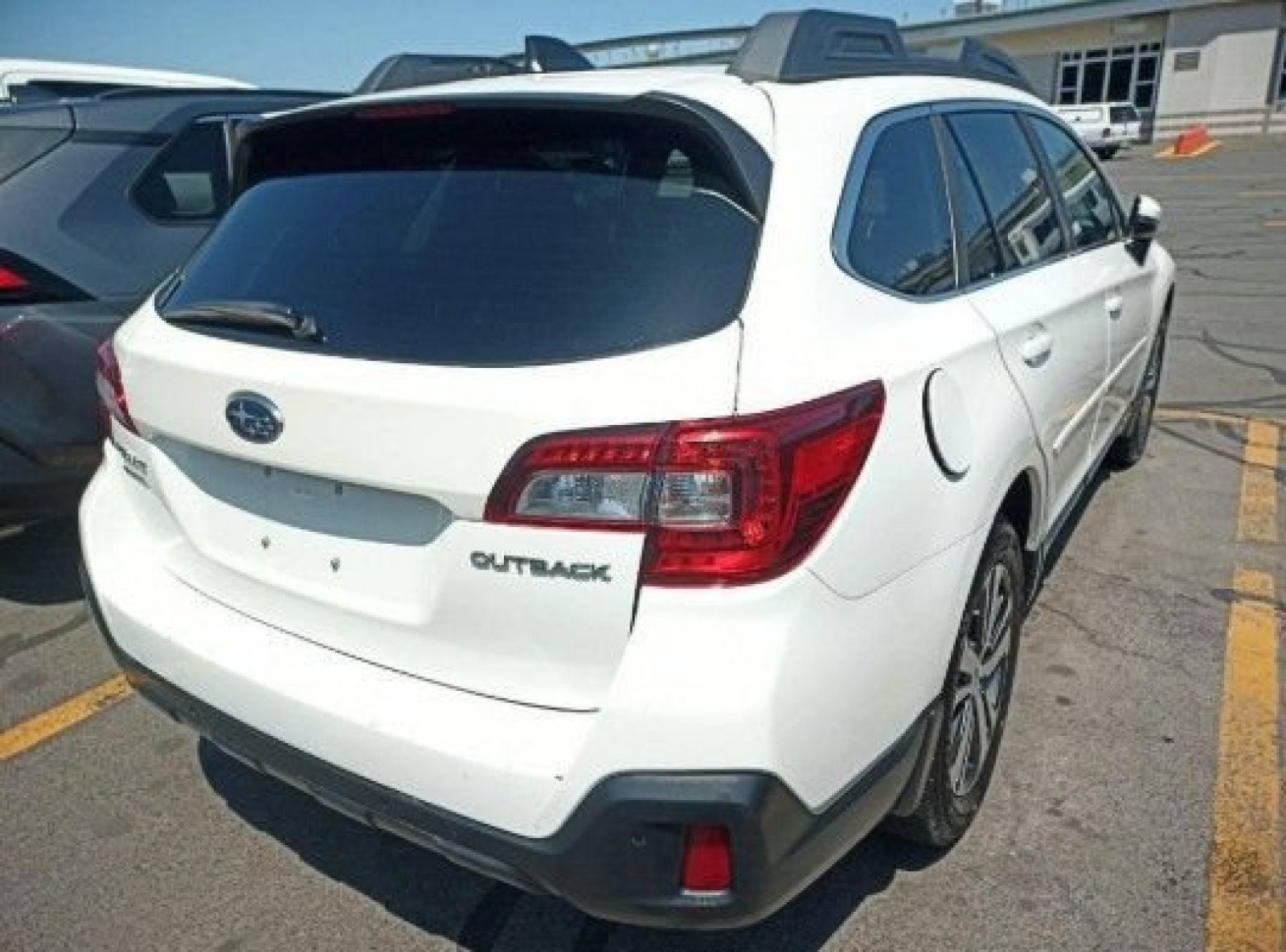 Used 2018 Subaru Outback 2.5i Limited AWD/4WD image 2