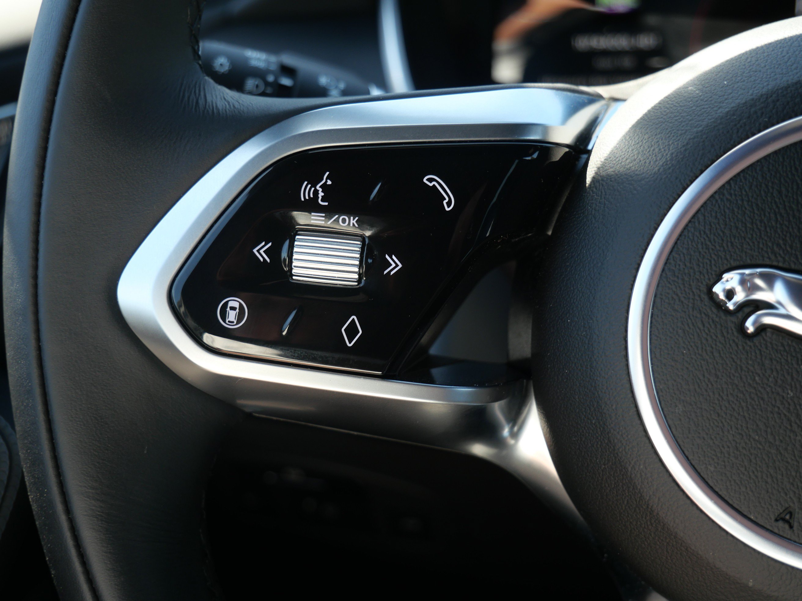 Certified 2024 Jaguar I-PACE R-Dynamic HSE AWD/4WD image 28