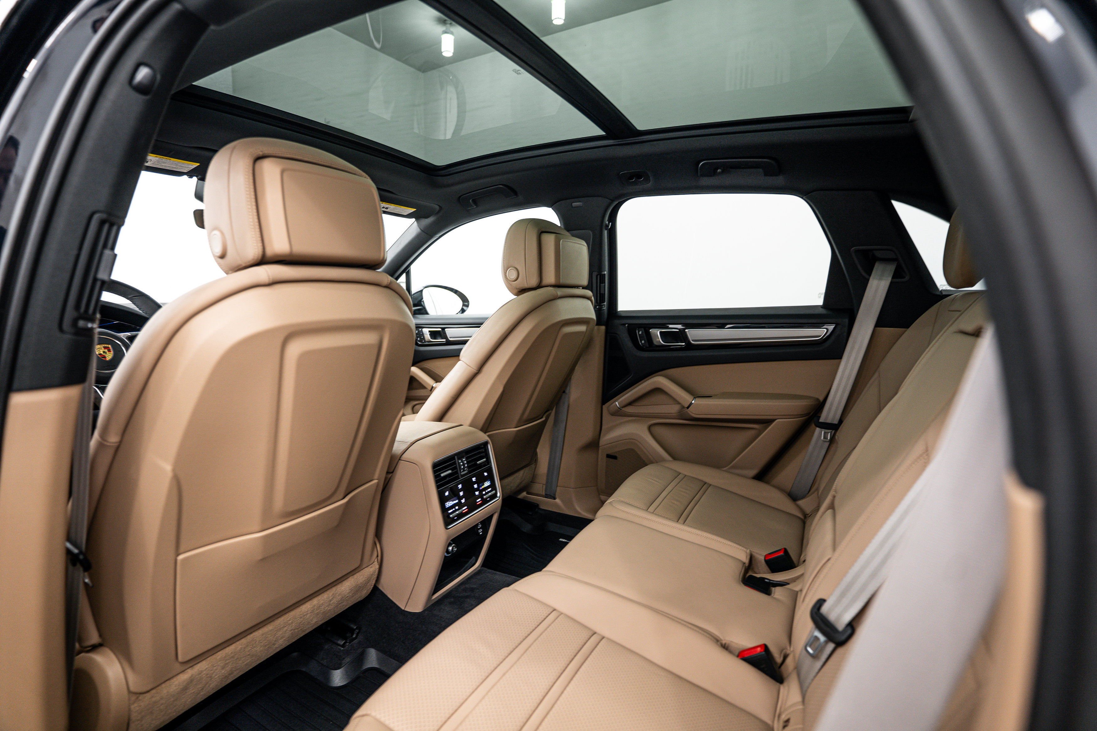Certified 2023 Porsche Cayenne Platinum Edition image 24
