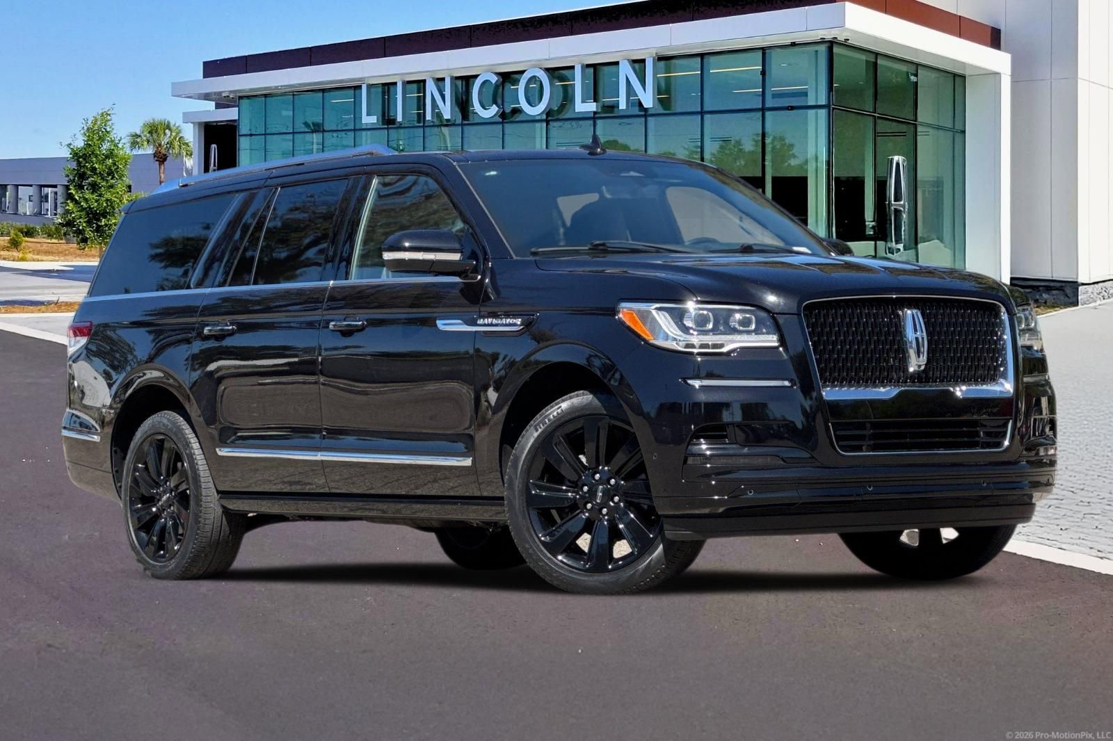 Used 2023 Lincoln Navigator L Reserve w/ Monochromatic Package image 2