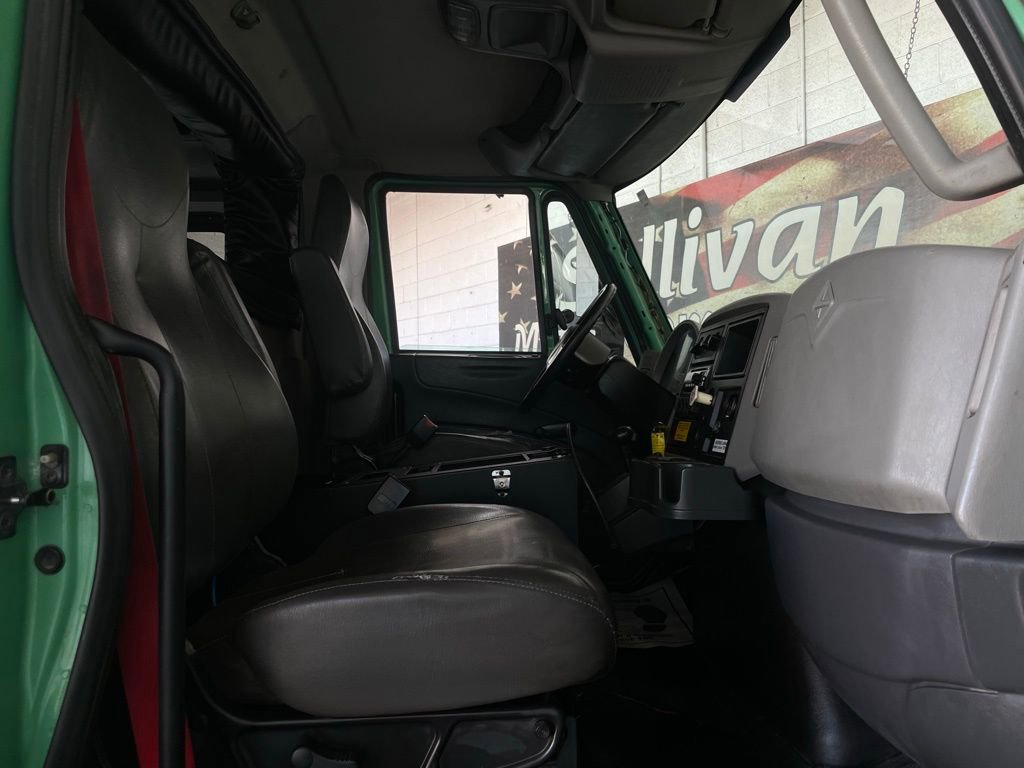 Used 2018 Chevrolet Express 2500 w/ Driver Convenience Package RWD image 25