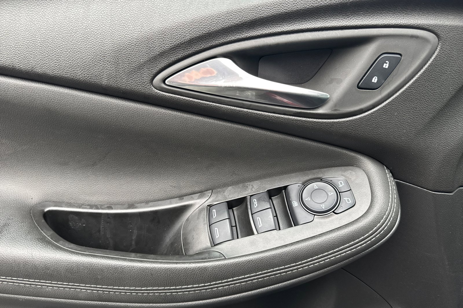 Used 2024 Buick Encore GX Sport Touring image 12