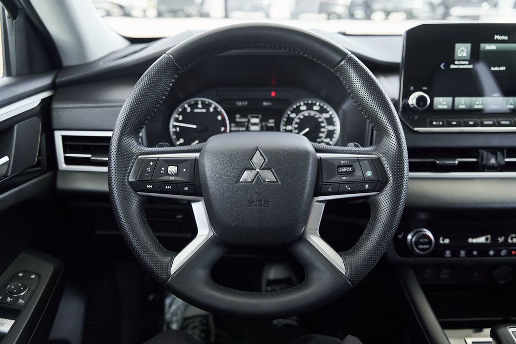 Used 2024 Mitsubishi Outlander SE image 32