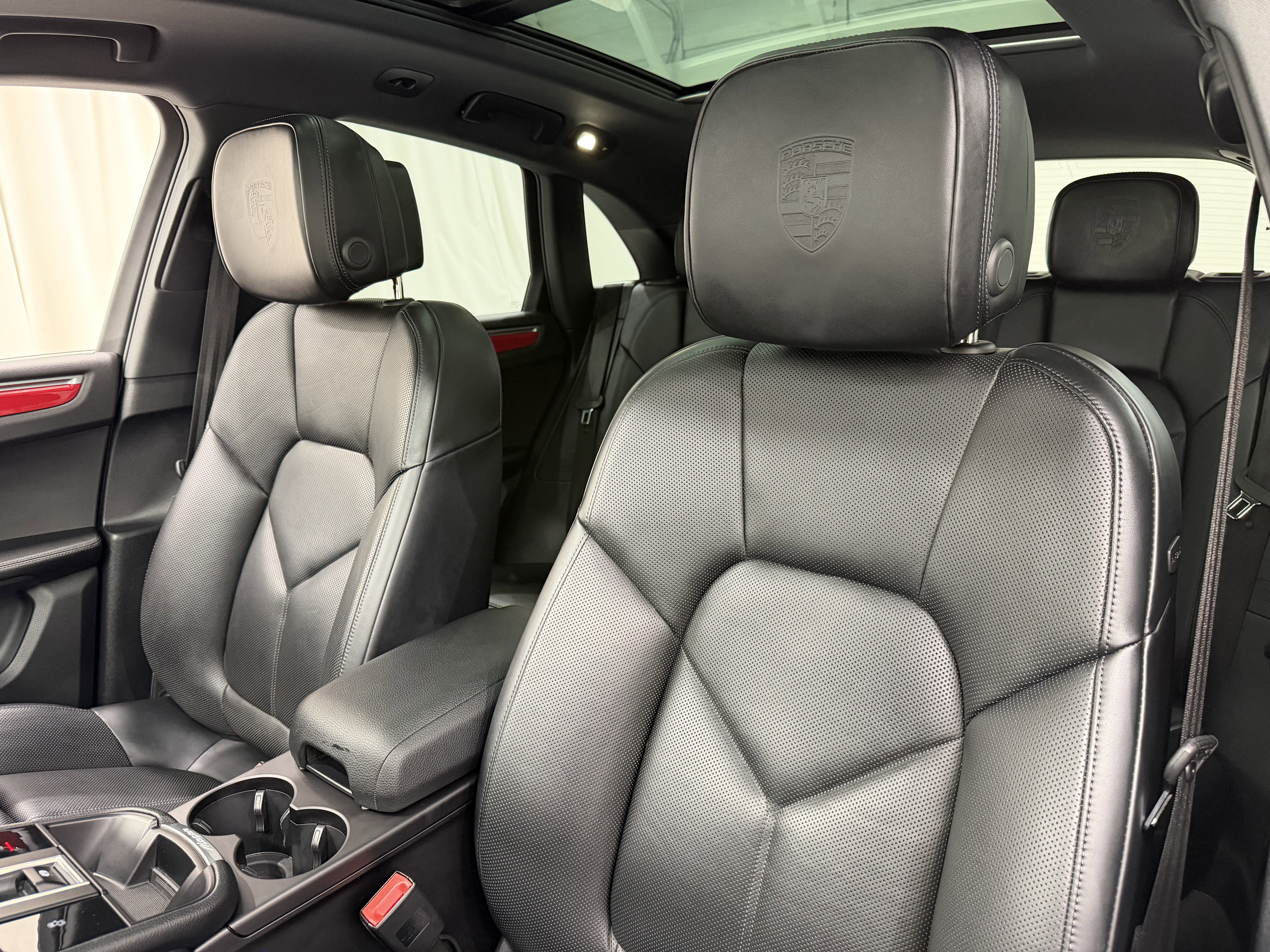 Certified 2024 Porsche Macan image 34